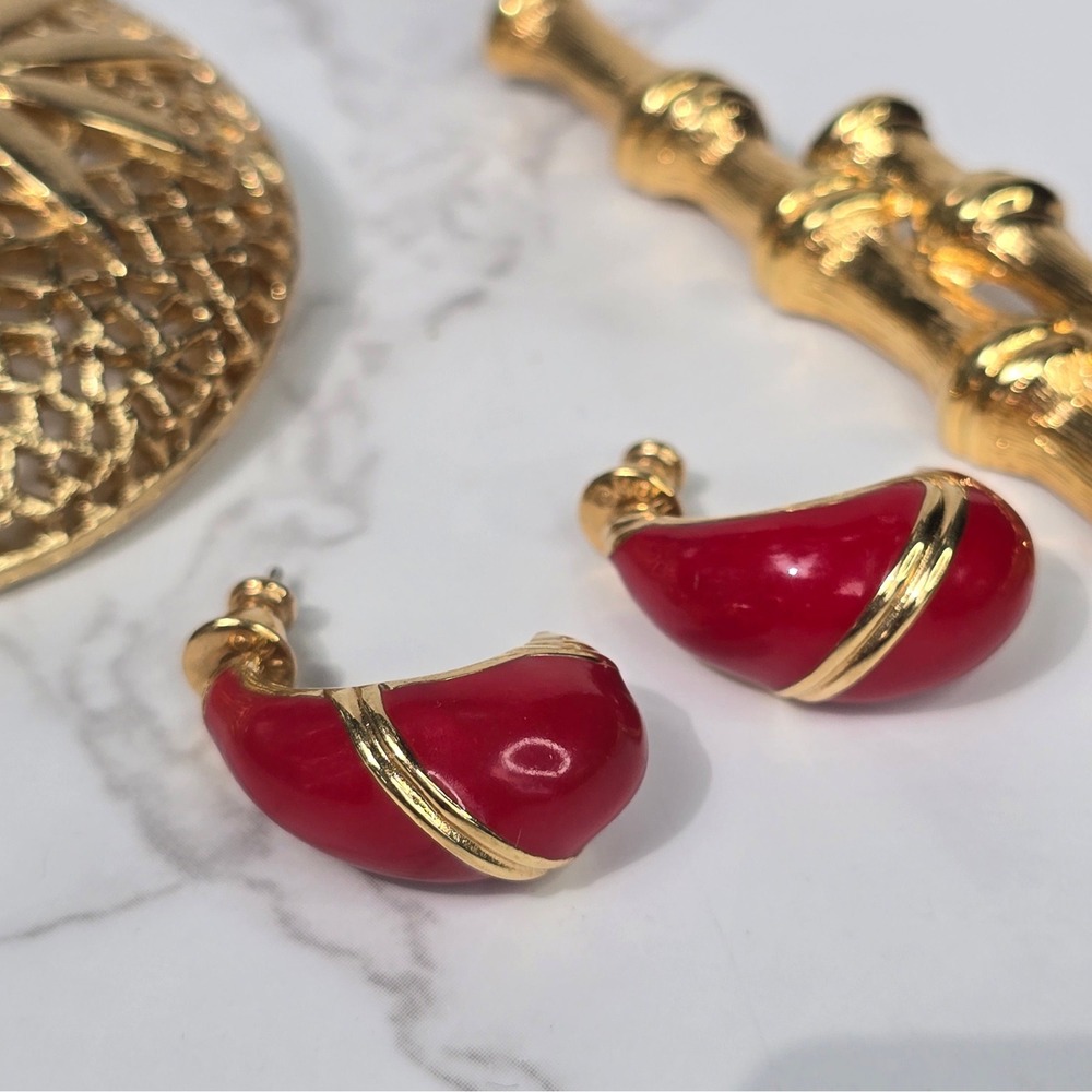 Vintage Monet Jewelry Lot Gold Tone Bamboo Brooch Filigree Pin Red Hoop Earrings - Picture 4 of 13